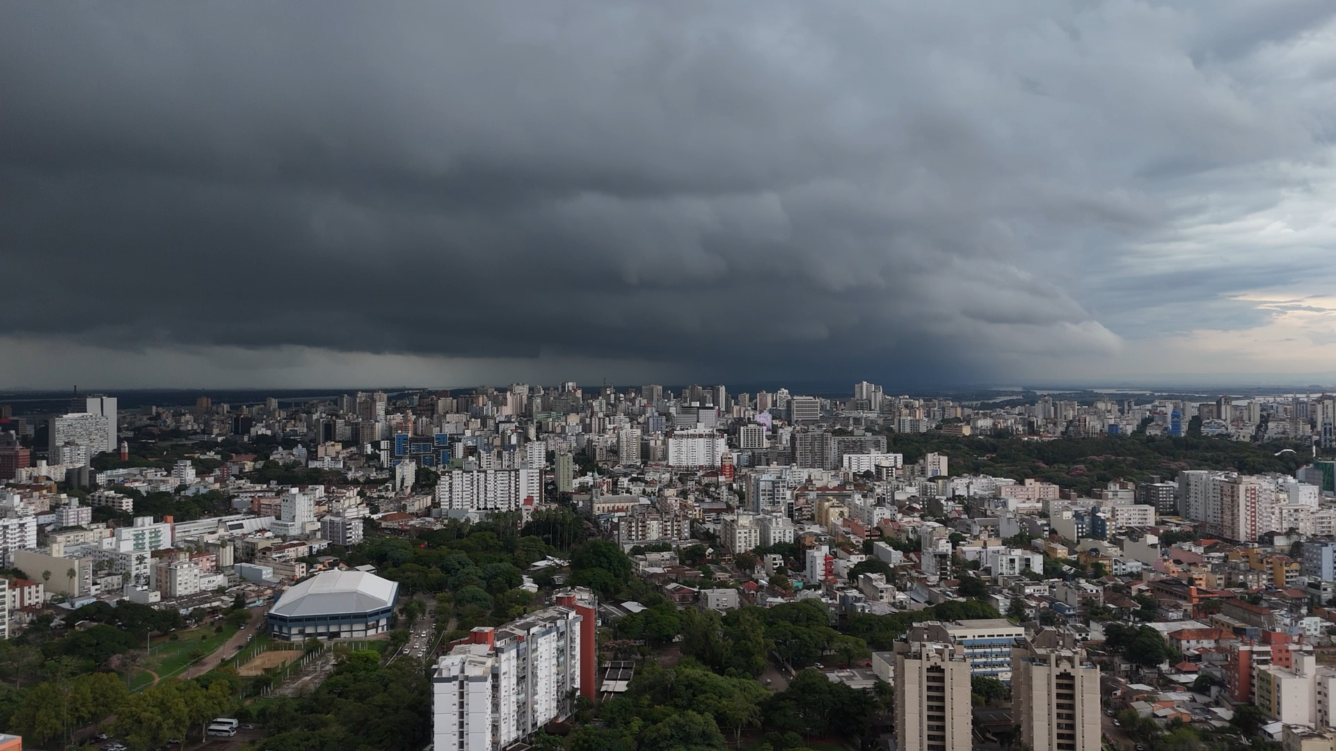 Tempo muda em Porto Alegre e alertas indicam risco de tempestade no RS