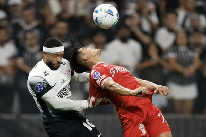Corinthians' Dutch forward #10 Memphis Depay and Huracan's defender #25 Cesar Ibanez jump for a header during the Copa Sudamericana group stage football match between Brazil's Corinthians and Argentina's Huracan at the Neo Quimica Arena stadium in Sao Paulo, Brazil, on April 2, 2025. (Photo by Miguel Schincariol / AFP)<!-- NICAID(16009005) -->