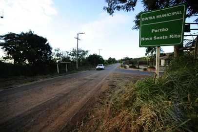 NOVA SANTA RITA,RS,BRASIL.2021,04,2021.Pavimnetação da Rodovia Transaçoriana será retomada após sete anos.Na foto.Na foto.Estrada Sanga Funda.(RONALDO BERNARDI/AGENCIA RBS).<!-- NICAID(14755754) -->