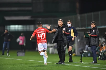 Caio Vidal comemora com Diego Aguirre o primeiro gol do Inter contra a Chapecoense <!-- NICAID(14817480) -->
