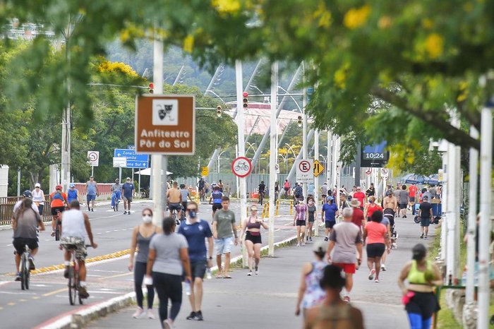 Região da orla do Guaíba foi bastante procurada pelos porto-alegrenses neste domingo de calor