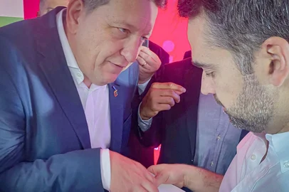 Presidente da Famurs, Luciano Orsi, entrega lista de demandas ao governador Eduardo Leite.<!-- NICAID(15566801) -->