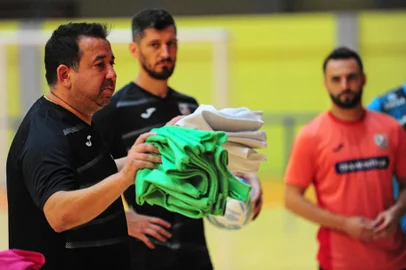 CARLOS BARBOSA, RS, BRASIL, 22/03/2023. Treino da ACBF no Centro Municipal de Eventos Sérgio Luiz Guerra, em Carlos Barbosa. A ACBF está se preparando para a estreia na Liga Nacional de Futsal 2023. Na foto, técnico André Bié. (Porthus Junior/Agência RBS)Indexador:                                 <!-- NICAID(15382855) -->