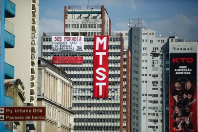 Porto Alegre RS Brasil -  Ocupação Maria da Conceição Tavares, do movimento MTST, no prédio da previdência social. Movimento procura se enquadrar no programa Minha Casa Minha Vida Entidades, no qual os próprios moradores participam da construção e adequação dos imóveis. A ocupação deve abrigar 250 famílias incluindo pessoas atingidas pelas enchentes.Fotos: Jonathan Heckler/Agencia RBS<!-- NICAID(15785361) -->