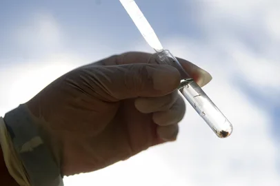 Equipe da Sec. da Saúde de Porto Alegre, durante vistoria no bairro Agronomia, para inibir a proliferação do mosquito da Dengue.<!-- NICAID(2985647) -->