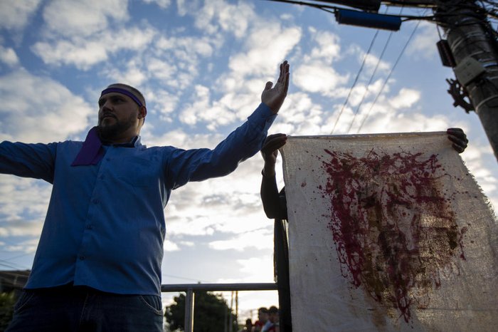 O pano com o rosto de Jesus estampado com sangue após ser enxugado por Verônica