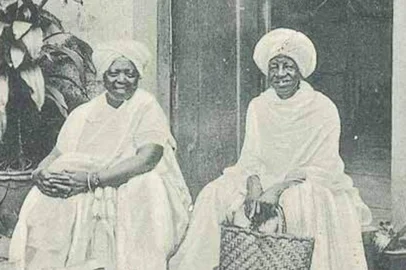 Cartão-postal de 1901 com quitandeiras em frente ao mercado público de Porto Alegre.<!-- NICAID(15912881) -->