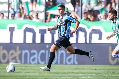 RS - FUTEBOL/CAMPEONATO GAUCHO 2025 /GREMIO X JUVENTUDE - ESPORTES - Lance da partida entre Gremio e Juventude disputada na tarde deste sabado no EstÃ¡dio Alfredo Jaconi, em Caxias do Sul, valida pela semifinal do Campeonato Gaucho 2025. Na foto, Monsalve. FOTO: LUCAS UEBEL/GREMIO FBPA<!-- NICAID(15988107) -->