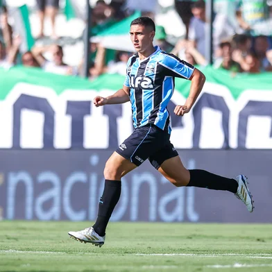 RS - FUTEBOL/CAMPEONATO GAUCHO 2025 /GREMIO X JUVENTUDE - ESPORTES - Lance da partida entre Gremio e Juventude disputada na tarde deste sabado no EstÃ¡dio Alfredo Jaconi, em Caxias do Sul, valida pela semifinal do Campeonato Gaucho 2025. Na foto, Monsalve. FOTO: LUCAS UEBEL/GREMIO FBPA<!-- NICAID(15988107) -->