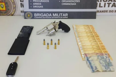 12° Batalhão de Polícia Militar prendeu dois adolescentes por roubo e receptação de veículo e corrupção<!-- NICAID(14887810) -->
