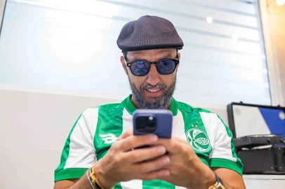 O Juventude confirmou oficialmente a extensão de contrato com o meia Nenê, 42 anos. O anúncio ocorreu na manhã deste domingo (24/12), com a divulgação de um vídeo onde o atleta interpreta, descaracterizado, um atendente da loja Nação Jaconera, no Shopping Villagio, em Caxias do Sul.<!-- NICAID(15633848) -->