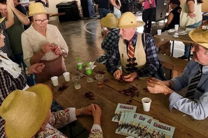 O Forqueta Cultural de maio vai movimentar a comunidade da Capela de Santo Antônio do Cerro da Glória domingo, dia 05, a partir das 15h, com música, dança e gastronomia farta, como manda a tradição dos filós comunitários. A tarde terá animação do Grupo de Filó Felice Personne, com participação especial do Grupo Nani, que também cultiva as tradições da cultura italiana. A série de encontros nas capelas do bairro Forqueta tem como slogan “A Magia dos Filós”. A realização é do Ponto de Cultura Costurando Sonhos e Varsóvia Educação e Cultura<!-- NICAID(15750039) -->