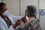 Porto Alegre, RS, Brasil, 27-02-2023: Imunização de idosos acima de 90 anos com vacina bivalente contra covid-19 na unidade de saúde Iapi. Na foto, Juracy Braz Simões, 95 anos.  Foto: Mateus Bruxel / Agência RBS<!-- NICAID(15360717) -->