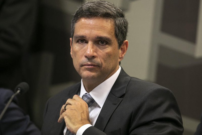 Brazilian Senior banking executive Roberto Campos Neto, who was nominated by Brazil's President Jair Bolsonaro for the presidency of Brazil's Central Bank, gestures during a meeting of the Brazilian Federal Senate Economic Affairs Committee (CAE) in Brasilia on February 26, 2019. - Campos Neto must be first approved by the CAE and the Senate, in order to be able to take office. (Photo by Sergio LIMA / AFP)Editoria: FINLocal: BrasíliaIndexador: SERGIO LIMASecao: central bankFonte: AFPFotógrafo: STR<!-- NICAID(15349251) -->