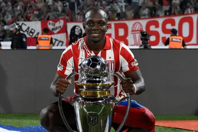 LUIS SANTILLAN / AFP Estudiantes' Colombian forward #18 Edwuin Cetre poses for a picture with the trophy after winning the Argentine Professional Football League 2025 Clausura Tournament final match between Racing and Estudiantes at the Madre de Ciudades stadium in Santiago del Estero, Argentina on December 13, 2025. (Photo by Luis Santillan / AFP)<!-- NICAID(16187112) -->