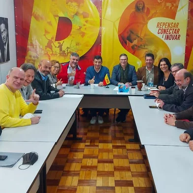 Reunião esquerda RS<!-- NICAID(15125385) -->