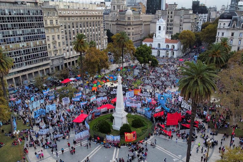 Aerial view of members of social organizations protesting against the agreements with the IMF and the reduction of social plans at the Plaza de Mayo square in front of the Casa Rosada presidential palace in Buenos Aires on May 17, 2023, amid galloping inflation. In Argentina, 39% of the population is estimated to be below the poverty line, in a country with an interannual inflation rate of 108%. (Photo by Luis ROBAYO / AFP)<!-- NICAID(15431480) -->