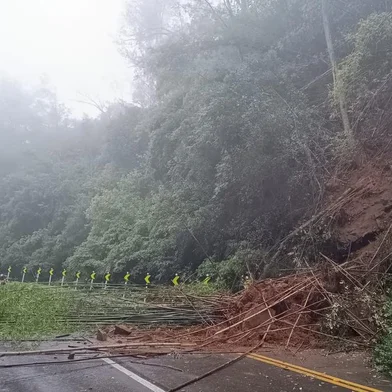 A Prefeitura de Gramado informa que a ERS-115 na altura do Zoológico de Gramado, está totalmente interditada devido a queda de uma barreira sobre a via. A Subprefeitura da Várzea Grande e a Defesa Civil estão no local para fazer a limpeza e liberar a passagem dos veículos.<!-- NICAID(15479368) -->