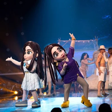 Rute e Raquel durante apresentação no The Masked Singer, da TV Globo.