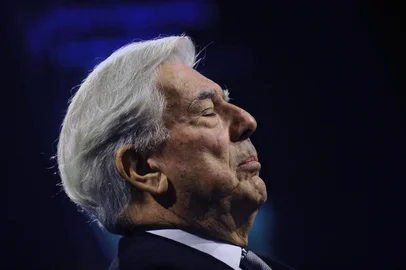 -(FILES) Peruvian novelist Mario Vargas Llosa, winner of this year's Nobel Prize for literature, reacts during a news conference held for the presentation of his book " El sueno del Celta" (The dream of the Celt) on November 3, 2010, in Madrid. Peruvian Nobel Prize winner Mario Vargas Llosa died aged 89 on April 13, 2025 in Lima, his family announced. (Photo by Pierre-Philippe MARCOU / AFP)Editoria: ACELocal: MadridIndexador: PIERRE-PHILIPPE MARCOUSecao: literatureFonte: AFPFotógrafo: STF<!-- NICAID(16016935) -->
