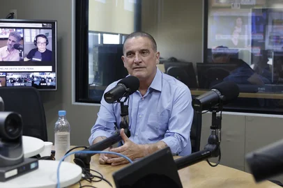 Jeff Botega / Agencia RBS Porto Alegre, RS – O ex-ministro Onyx Lorenzoni participa do programa Timeline, da Rádio Gaúcha, durante entrevista ao vivo.Indexador: jeff botega<!-- NICAID(16167333) -->