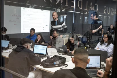 Nova Geração do Instituto Caldeira, que promove trilhas de desenvolvimento para jovens de 16 a 24 anos que tenham cursado o ensino médio em rede pública ou com bolsas em redes particulares. A primeira etapa do programa acontece de modo online e quatro trilhas são ofertadas: programação, gestão e vendas, marketing digital e UX/UI Design. A segunda etapa do programa, denominada Geração Caldeira, acontece de modo presencial e os alunos selecionados recebem bolsas de R$ 500 reais durante três meses (tempo de duração desta etapa). O Nova Geração tem entre os parceiros educacionais nomes como AWS, Google for Education, Microsoft, Alura, Nvidia, Sebrae, Salesforce e Oracle. mais informações.<!-- NICAID(15514182) -->