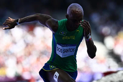 Brazil's Alison Dos Santos competes in the men's 400m hurdles heat of the athletics event at the Paris 2024 Olympic Games at Stade de France in Saint-Denis, north of Paris, on August 5, 2024. (Photo by Jewel SAMAD / AFP)<!-- NICAID(15832578) -->