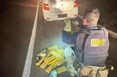 Dois homens são presos com 16 quilos de maconha e crack após fuga de cinco quilômetros na BR-293, em Dom Pedrito