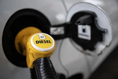 A gas pump is used to fill up a car with diesel fuel at a gas station near Toulouse, southwestern France on March 12, 2026. The US-Israeli war on Iran has expanded across the Gulf and beyond, upending global energy markets and trade, and virtually halting traffic in the Strait of Hormuz, through which a fifth of the world's crude oil travels. (Photo by Lionel BONAVENTURE / AFP)Editoria: WARLocal: ToulouseIndexador: LIONEL BONAVENTURESecao: energy and resourceFonte: AFPFotógrafo: STF<!-- NICAID(16244279) -->