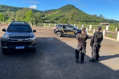 A Polícia Federal cumpriu, na manhã desta sexta-feira (25), três mandados de busca e apreensão em Caraá, no Litoral Norte. O município, com cerca de oito mil habitantes, foi um dos mais atingidos por enxurradas no ano passado.<!-- NICAID(15898798) -->