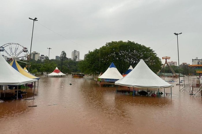 Parque de Diversões instalado em Lajeado ficou tomado pela água na manhã deste sábado (18).