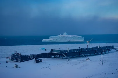 Iceberg avistado em frente à Estação Comandante Ferraz, na Antártica.Indexador: Jose Flavio Gomes da Cruz<!-- NICAID(15131272) -->