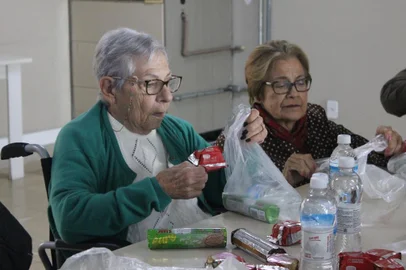 O Lar Israelita, no bairro Jardim Itu em Porto Alegre, virou uma fábrica de solidariedade. Cerca de 130 voluntários, todos da comunidade judaica, se reuniram no local para preparar kits que serão entregues à Defesa Civil e posteriormente doados às vítimas das enchentes no Rio Grande do Sul. Até às 14h da tarde desta quarta-feira (15), o grupo já havia montado 15 mil kits, mas a meta é encerrar o dia com 18 mil.<!-- NICAID(15764700) -->