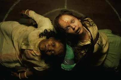 Olivia Marcum e Lidya Jewett em O Exorcista: O Devoto (2023).<!-- NICAID(15491794) -->