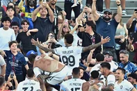 Botafogo's Brazilian forward #99 Igor Jesus celebrates with supporters after scoring the opening goal during the FIFA Club World Cup 2025 Group B football match between France's Paris Saint-Germain and Brazil's Botafogo at the Rose Bowl stadium in Los Angeles on June 19, 2025. (Photo by Frederic J. Brown / AFP)<!-- NICAID(16063901) -->
