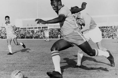 Brazilian forward Pele dribbles past a defender during a friendly match between Malmoe and Brazil, on May 8, 1960 in Malmoe. - Pele scored two goals as Brazil won 7-1. (Photo by CENTRAL PRESS / AFP)Editoria: SPOLocal: MalmöIndexador: -Secao: sports eventFonte: CENTRAL PRESSFotógrafo: STR<!-- NICAID(15304066) -->