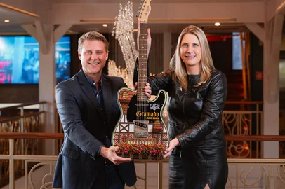 Hard Rock Cafe Gramado é reconhecido como a melhor unidade do mundo. Na foto, os sócios Guilherme e Gabriela Michaelsen com a guitarra personalizada da premiação.<!-- NICAID(16171293) -->