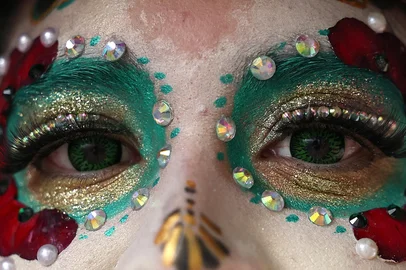 MEXICO CITY, MEXICO - JUNE 10: A detailed view of a woman dressed as La Catrina at The Angel of Independence on June 10, 2026 in Mexico City, Mexico.   Kevin C. Cox/Getty Images/AFP (Photo by Kevin C. Cox / GETTY IMAGES NORTH AMERICA / Getty Images via AFP)<!-- NICAID(16304096) -->