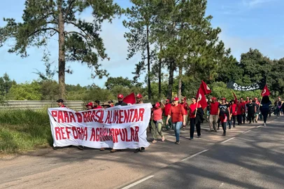 Cerca de 400 pessoas ligadas ao MST saíram de São Jerônimo na manhã desta terça-feira (22) em direção a Porto Alegre, em uma marcha estadual para demandar terras improdutivas para assentamentos da reforma agrária. Intitulada "para o Brasil alimentar, reforma agrária popular", o grupo prevê concluir o trajeto em 10 dias.Os militantes do movimento partiram por volta das 6h para o percurso de cerca de 90 quilômetros que será feito pela BR-290. O trajeto inclui passagens por Arroio dos Ratos e Eldorado do Sul antes de chegar à Capital.<!-- NICAID(16021821) -->