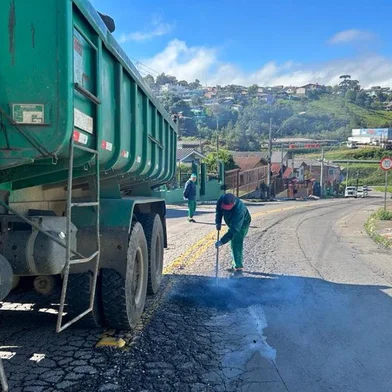Codeca realiza operação tapa-buraco em 25 pontos de Caxias do Sul<!-- NICAID(15553514) -->