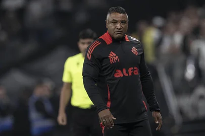 SP - CORINTHIANS/INTERNACIONAL - ESPORTES - Roger Machado durante a partida entre Corinthians x Internacional realizada na Neo Química Arena em São Paulo, SP. O jogo é válido pela 7ª rodada do Brasileirão 2025. 03/05/2025 - Foto: MARCO GALVãODO<!-- NICAID(16029422) -->