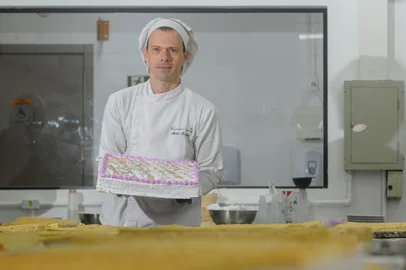 CAXIAS DO SUL, RS, BRASIL, 19/06/2023. A reportagem foi até o Senac para acompanhar como é feito o bolo de aniversário de Caxias do Sul. Na foto, Michel Bortolotto, professor dos cursos de confeitaria e panificação do Senac, responsável pelo bolo de aniversário de Caxias. (Bruno Todeschini/Agência RBS)Indexador: BTK<!-- NICAID(15459927) -->