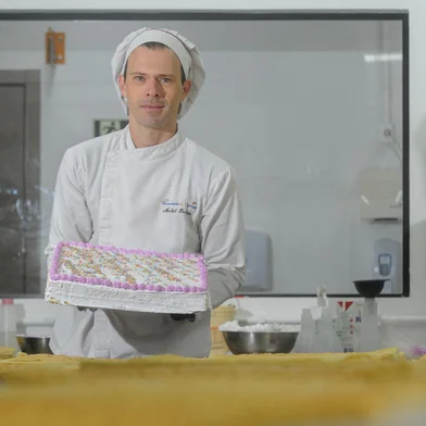 CAXIAS DO SUL, RS, BRASIL, 19/06/2023. A reportagem foi até o Senac para acompanhar como é feito o bolo de aniversário de Caxias do Sul. Na foto, Michel Bortolotto, professor dos cursos de confeitaria e panificação do Senac, responsável pelo bolo de aniversário de Caxias. (Bruno Todeschini/Agência RBS)Indexador: BTK<!-- NICAID(15459927) -->