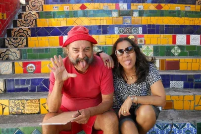 Lia Ilha com Jorge Selarón, artista que dá nome à escada colorida no  Rio de Janeiro<!-- NICAID(15324930) -->