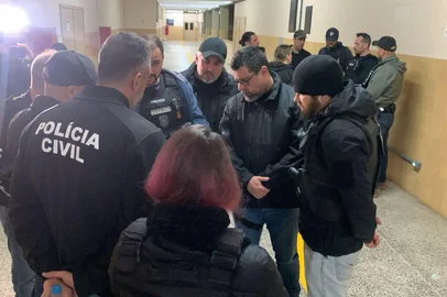 Um inspetor da Polícia Civil foi baleado durante uma operação Departamento Estadual de Investigações do Narcotráfico (Denarc), que tem como alvo um grupo criminoso envolvido na venda de armas, de dentro do sistema penitenciário, e no tráfico de drogas. A ofensiva é realizada na manhã desta terça-feira (5) na Capital e na Região Metropolitana. Até o momento, há 24 presos.<!-- NICAID(16094512) -->