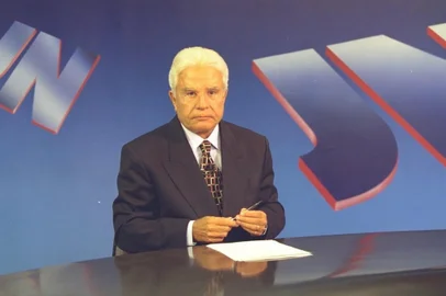 Cid Moreira apresentador do Jornal Nacional durante 27 anos. Atualmente, é locutor do Fantástico a revista semanal da Rede Globo.#PÁGINA:329.03.1996 - JULIO CESAR GUIMARAES - CID MOREIRA, APRESENTADOR DO JORNAL NACIONAL Fonte: Tv Globo, divulgação Fotógrafo: Julio César Guimarães<!-- NICAID(1666098) -->
