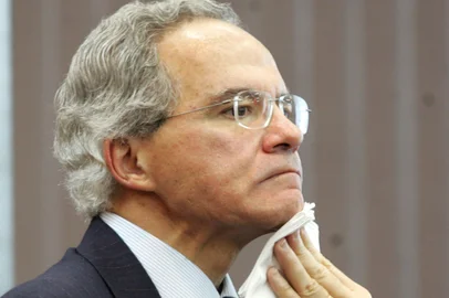 #PÁGINA:05VARIG3 RJ 20/09/2005 - VARIG/PLANO - ECONOMIA OE JT - O empresário Nelson Tanure, dono dos jornais "Gazeta Mercantil" e "Jornal doBrasil", apresenta plano de reestruturação da Varig, no Tribunal de Justiça do Rio de Janeiro, no centro da cidade. Foto: TASSO MARCELO/AGENCIA ESTADO/AE Fonte: AE Fotógrafo: TASSO MARCELO<!-- NICAID(1738259) -->