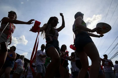 CAXIAS DO SUL, RS, BRASIL, 10/02/2024. Sábado é de carnaval em Caxias do Sul, com centenas acompanhando a folia no Bloco da Ovelha e no bloco do bar do Luizinho. Na foto, concentração de foliões em frente ao Bar do Luizinho. (Bruno Todeschini/Agência RBS)<!-- NICAID(15675899) -->
