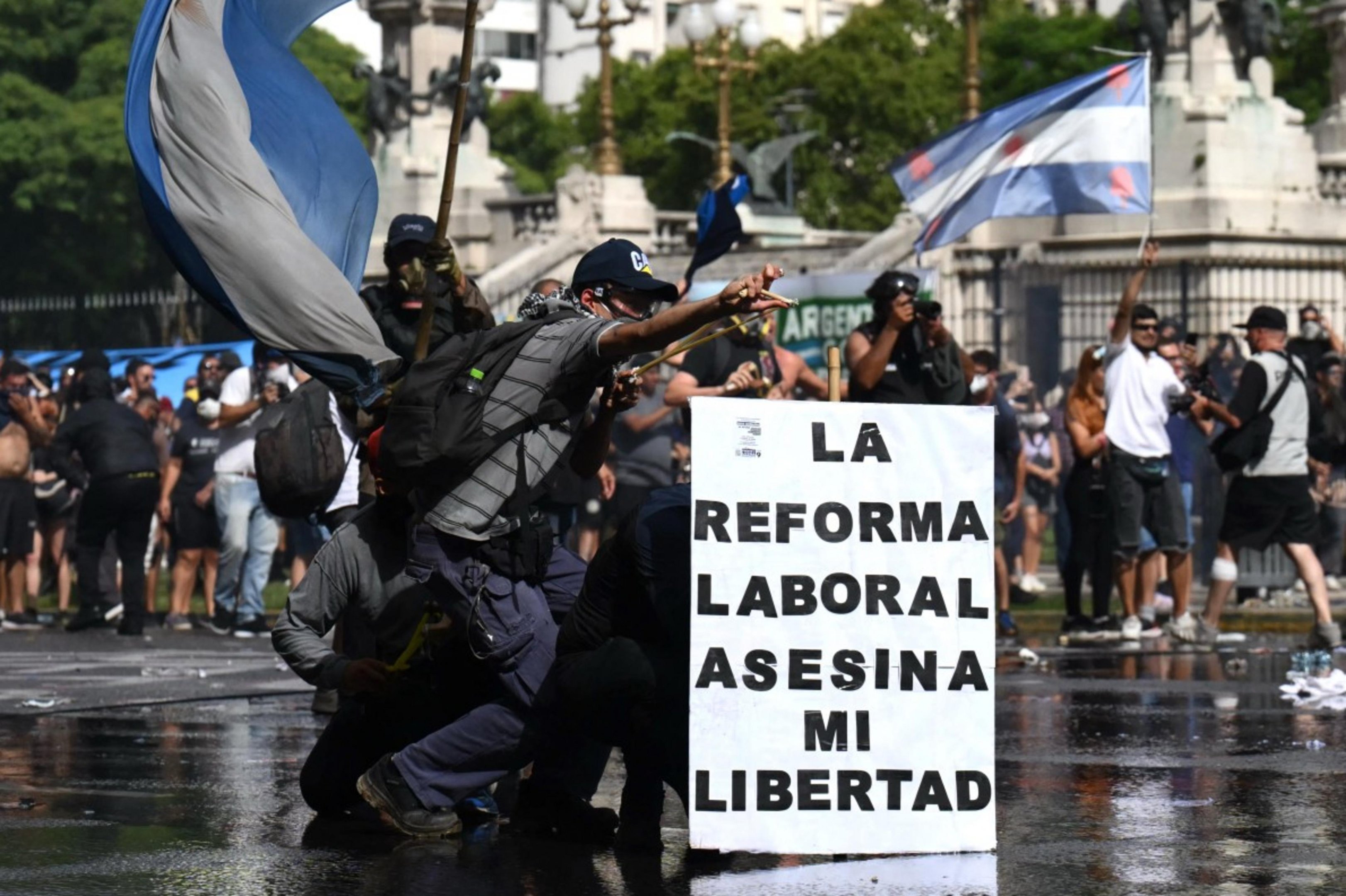 "Faz repensar se n&atilde;o &eacute; um caminho voltar": como brasileiros que moram na Argentina reagem &agrave; reforma trabalhista de Milei