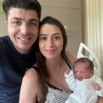 Os caxienses Magno e Priscila Siqueira com o filho Rodrigo, nascido a 0h17min do dia 1º de janeiro de 2023, a caminho do hospital. <!-- NICAID(15309168) -->